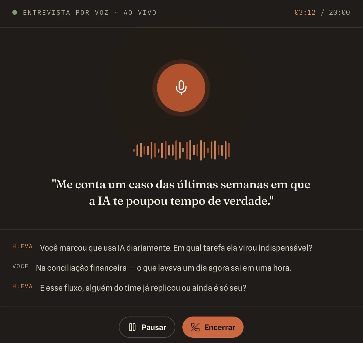 Tela da entrevista de voz na plataforma: microfone ativo, pergunta da IA em destaque e transcrição da conversa em português